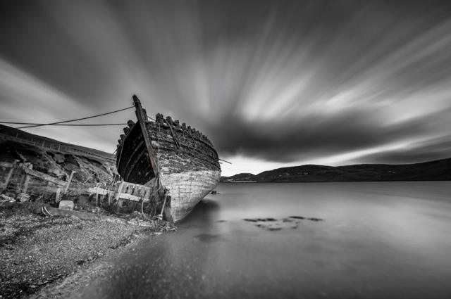 Старое судно на пляже Клифт-Саунд в Шотландии