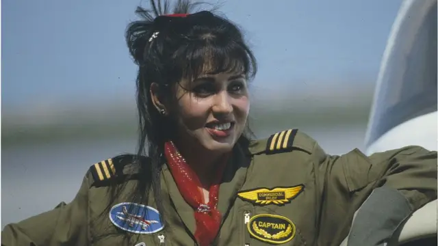 সংযুক্ত আরব আমিরাতের এক নারী পাইলট। এখন অনেক আরব নারী পেশাদার পাইলট হিসেবে কাজ করেন।