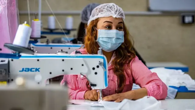Una mujer hace mascarillas en el norte de Siria