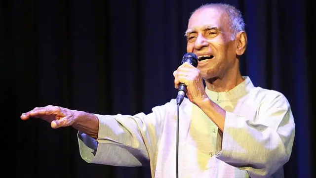 පන්සලේත් පල්ලියේත් ගායන වෘන්ද බාලේදී එකවර ගායනයෙන් හැඩ කළ ඔහු ගැයුම් හා වැයුම් සඳහා ඒ සමයේ දේශීය සම්මාන ගණනාවක්ම අත් කොට ගත්තෙක්.