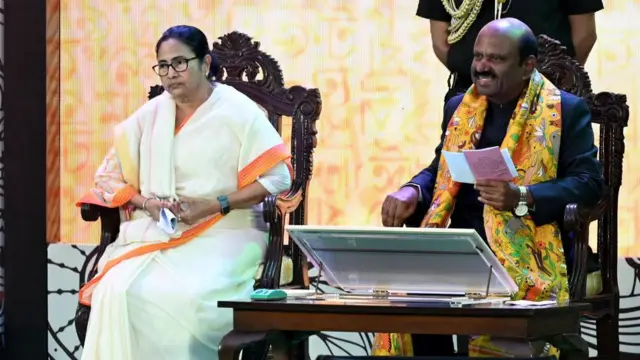 পশ্চিমবঙ্গ দিবস পালনের সিদ্ধান্ত নেওয়ায় রাজ্যপাল সিভি আনন্দ বোসকে (ডানদিকে) কড়া চিঠি মুখ্যমন্ত্রী মমতা ব্যানার্জীর (বাঁয়ে)
