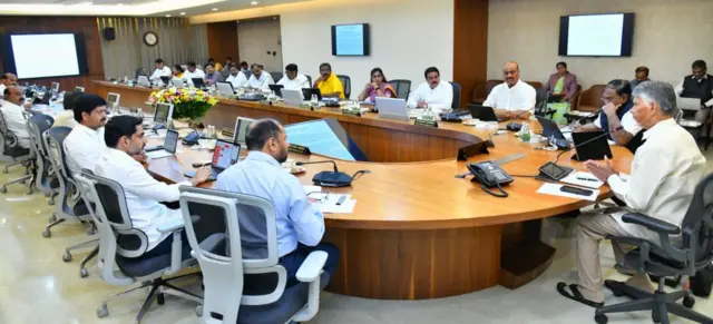 ఆగస్టు 18వ తేదీన జరిగిన కేబినెట్‌ మీటింగ్‌‌లో ఏపీ ముఖ్యమంత్రి చంద్రబాబు, మంత్రులు