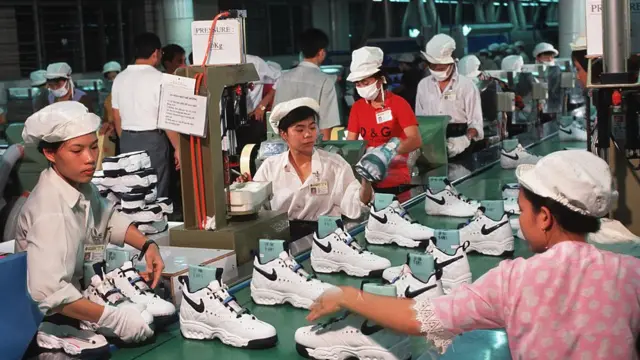 Lao động nữ Việt Nam sản xuất giày Nike ở Hồ Chí Minh từ năm 1997