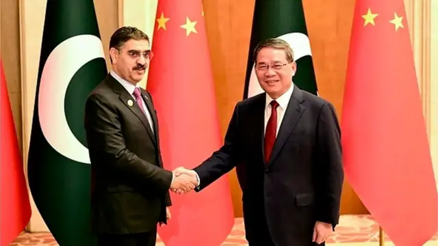 पाकिस्तान के अंतरिम प्रधानमंत्री अनवर उल-हक़ काकड़ और चीन के प्रधानमंत्री ली कियांग.