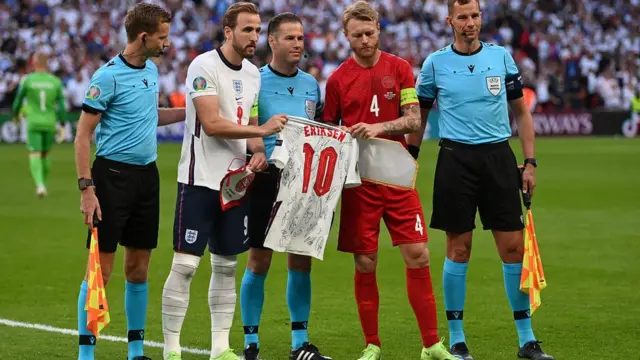 هری کین یک پیراهن امضا شده انگلیس با نام اریکسن را به کاپیتان دانمارک داد