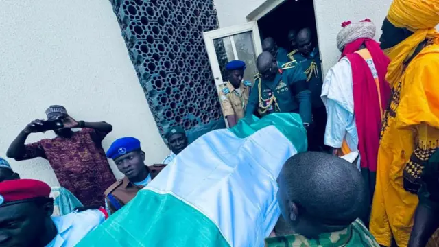 Lokacin da aka sauko da gawar sojoji na riƙe da ita