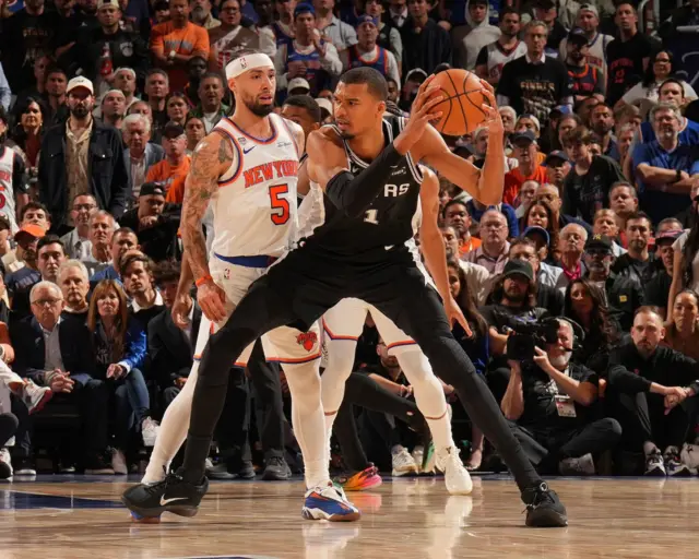 Wembanyama yafashije Spurs guturisha abafana ba Knicks muri arena yabo aho yatsinze amanota 32 wenyine mu mukino batsinze 115 ku 111 ya Knicks