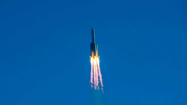 અમેરિકાની સ્પેસ એક્સ કંપની હવે રૉકેટ કોર સ્ટેજને પાછા પૃથ્વી પર લઈ આવે છે જેથી તેનો ફરીથી ઉપયોગ કરી શકે.