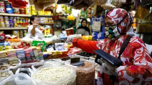 Suasana di sebuah pasar di Jakarta pada masa pemberlakuan Pembatasan Sosial Berskala Besar.