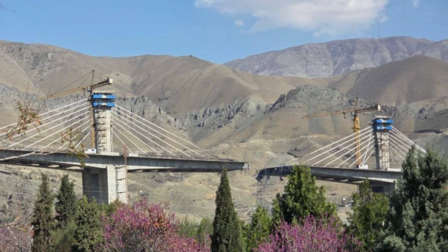 Karaj'daki B1 köprüsünün ikiye ayrıldığı görülüyor. Köprünün ortasında büyük bir oyuk var.