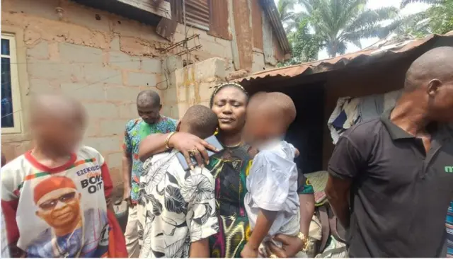 Kọmishọna na-ahụ maka ọdịmma ụmụnwaanyị n'Anambra steeti bụ Ify Obinabo na ụmụaka Blessing Nwaka oge ọ gara mgbaru 