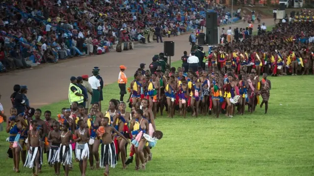 Thousands of girls and women wey no get husband or pikin dey gather for Queen Mothers royal village everi year to participate for di Reed dance