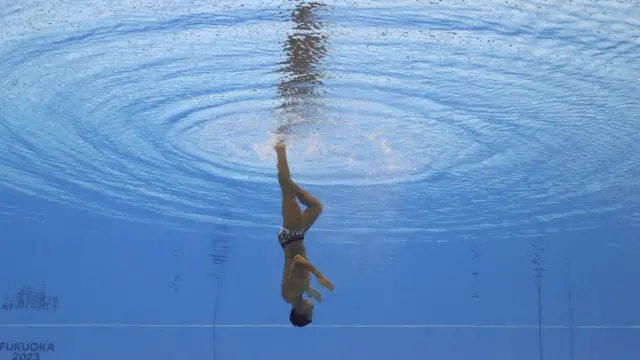 2023年7月18日,哥伦比亚队的古斯塔沃·桑切斯·阿塞罗 (Gustavo Sanchez Acero) 在福冈海洋展览馆A馆举行的福冈2023年世界游泳锦标赛第五天参加花样游泳男子单人自由预赛