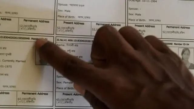 एक व्यक्ति असम में नागरिकता सूची में अपना नाम तलाश रहे हैं