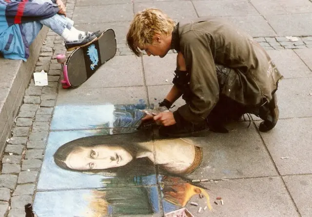 فنان يرسم لوحة الموناليزا في شارع في أمستردام