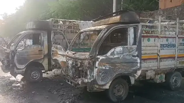 वाहनों में आग लगाई गई
