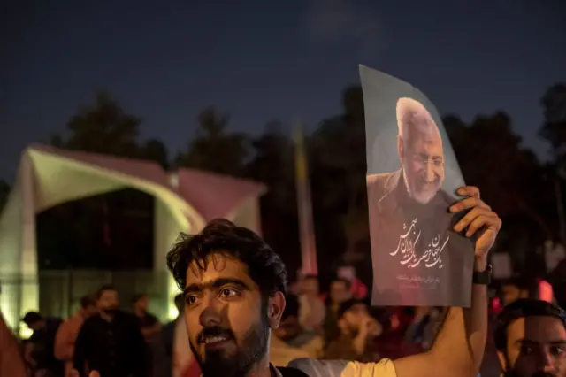 یکی از طرفداران سعید جلیلی پوستر او را در دست دارد