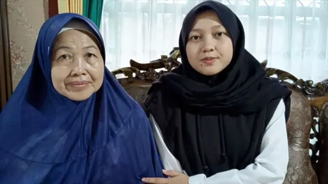 Inayah (kanan) mengetahui status warga negara ibunya berubah saat mengurus proses pembuatan Nomor Pokok Wajib Pajak (NPWP).