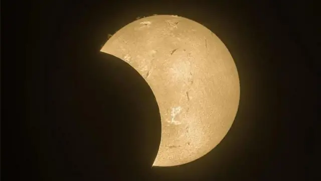 Uma visão extraordinariamente clara do Sol parcialmente eclipsado pela Lua em Buckinghamshire, Reino Unido