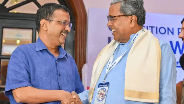 বৈঠকে যোগ দিচ্ছেন দিল্লির মুখ্যমন্ত্রী অরবিন্দ কেজরিওয়ালও (বাঁয়ে)