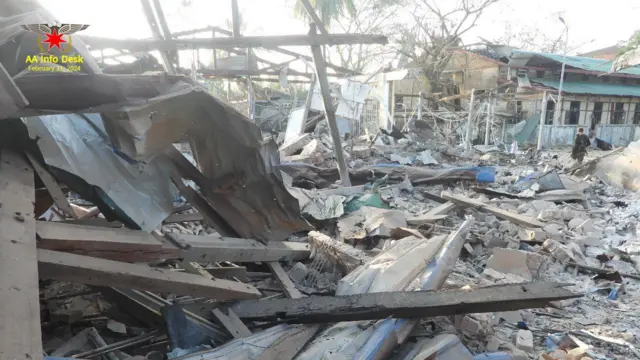 ရမ်းဗြဲမြို့မှာလည်း ဖေဖော်ဝါရီ ၂၄ ရက်နေ့အထိ စစ်ကောင်စီတပ်ဘက်က စစ်ကူတွေထပ်မံစေလွှတ်သလို လေကြောင်းကနေပါတိုက်ခိုက်ပြီး အေအေနဲ့ တိုက်ပွဲပြင်းထန်နေပါတယ်။