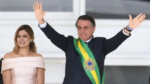 Jair Bolsonaro emaposta no brasil copa do mundoposse presidencial, ao lado da primeira-dama, Michele Bolsonaro