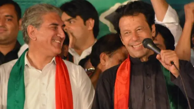 شاہ محمود قریشی (بائیں)، عمران خان (دائیں)