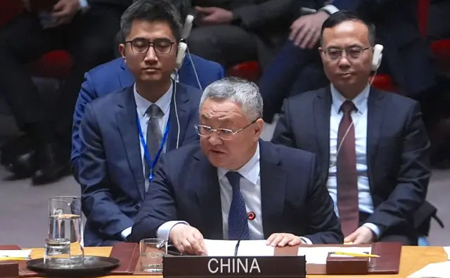 संयुक्त राष्ट्र में चीन के स्थायी प्रतिनिधि फ़ू कोंग ईरान पर इसराइल और अमेरिका के हमले के बाद बुलाई गई इमरजेंसी की बैठक के दौरान 