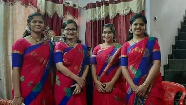 उस्तै नदेखिने यी दिदीबिहनी तस्बिरका लागि पोज दिँदै