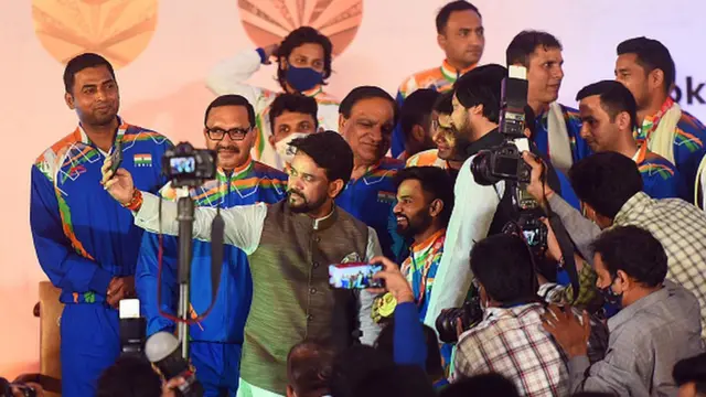 खेल मंत्री के साथ खिलाड़ी