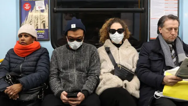 Люди в масках