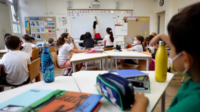 Les écoliers sont tenus de porter des masques pendant les cours en Israël et dans un certain nombre d'autres pays du monde