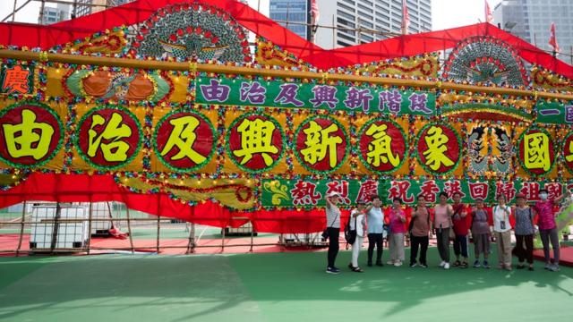 香港维多利亚公园一群老妇在“由治及兴”花牌下合照(30/6/2023)