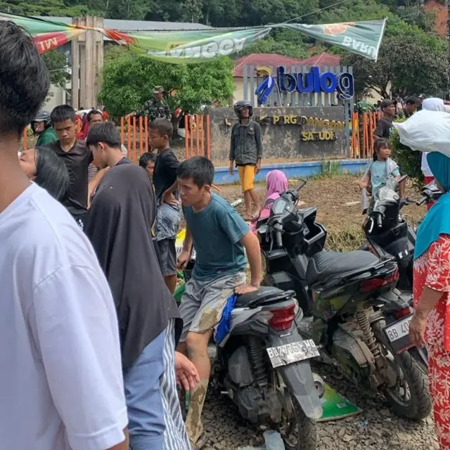 Sejumlah warga tampak menunggu antrean.