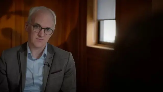 جیمز گلاگھر این سے بات کرتے ہوئے