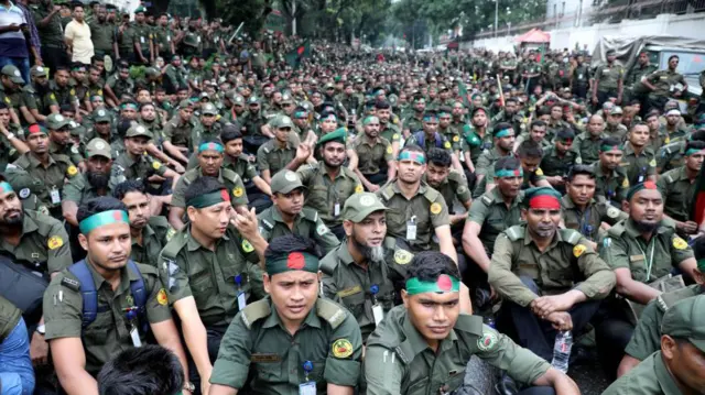 রোববার সারাদিন সচিবালয় অবরোধ করে রেখেছিল আন্দোলনকারী আনসার সদস্যরা