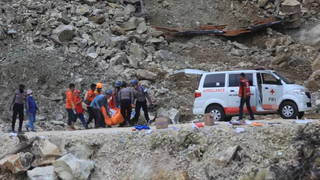 Petugas gabungan membawa jenazah korban longsor menuju ambulans di lokasi galian C, Cipanas, Dukuhpuntang, Kab. Cirebon, Jawa Barat, Jumat (30/5/2025). Petugas SAR gabungan telah berhasil menemukan sembilan korban longsor di galian C dengan kondisi meninggal dunia.