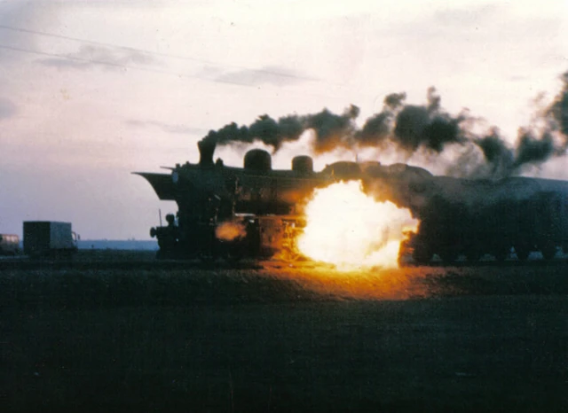 Voz koji pušta paru