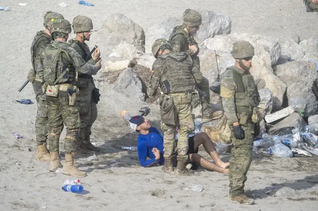 España envió a efectivos del ejército a Ceuta.