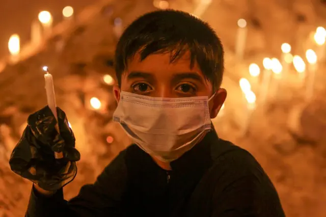 طفل عراقي يحيي عاشوراء بالكمامة