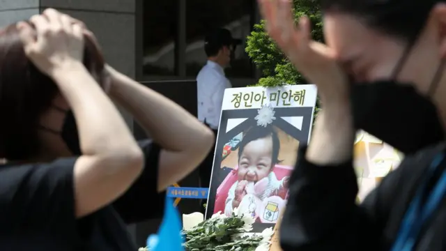 대한아동학대방지협회원들이 28일 서울 서초구 대법원 앞에서 정인이 사건 선고 결과를 듣고 눈물을 훔치고 있다