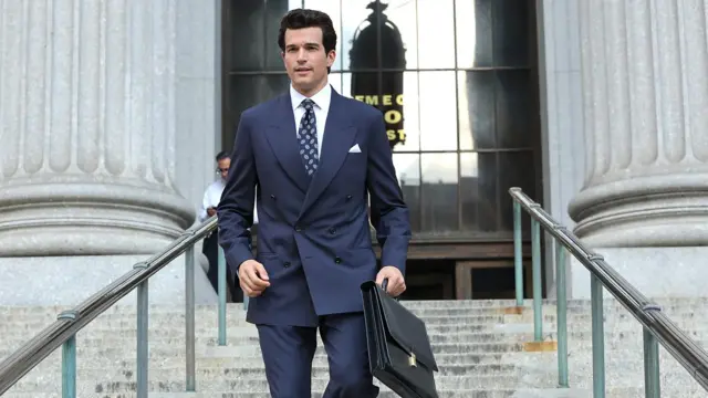 кадр із серіалу - чоловік в елегантному синьому костюмі 