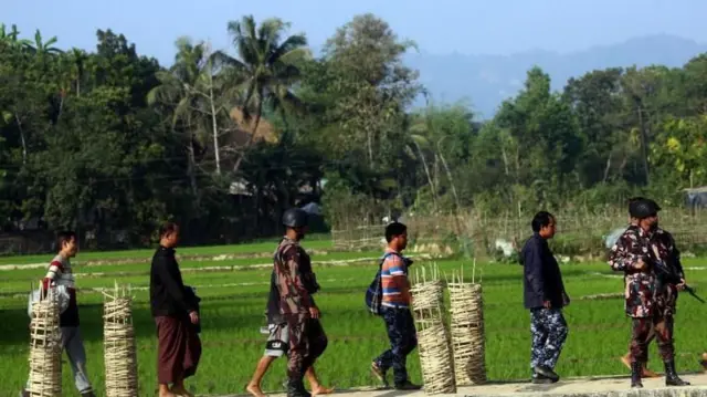 গত বছর ফেব্রুয়ারিতে পালিয়ে আশা মিয়ানমারের বিজিপিকে আশ্রয় কেন্দ্রে নিয়ে যাচ্ছে বিজিবি