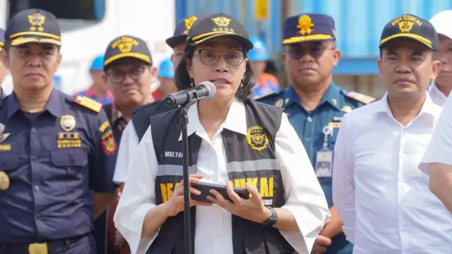 Sri Mulyani menjelaskan secara rinci bahwa terdapat 17.304 kontainer yang tertahan di JICT dan 9.111 kontainer di Tanjung Perak pada Sabtu (18/05).
