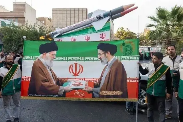 Aqbalidda Mojtaba Khamenei aan lagu arag goobaha dadweynaha in ay ku saleysan tahay dhibaatooyin soo garaay jirkiisa waxay xoojineysaa mala-awaal gaar ah: in madaxa ugu sarreeya ee dowladda uu u baahan yahay, si aan horay loo arag, xaaldao gaar ah oo mas'uul ka ah daryeelkiisa iyo dayactirkiisa waqtiga buuxa, kaas oo suugaanta rasmiga ah loogu yeero "Hoggaa guriga."