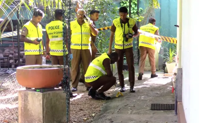 පොලිස් විමර්ශන නිලධාරීන් ස්ථානීය පරීක්ෂණ සිදුකරමින් සිටින අයුරු 