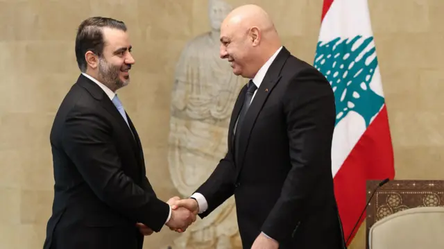 وزير الخارجية السوري أسعد الشيباني يصافح الرئيس اللبناني جوزاف عون