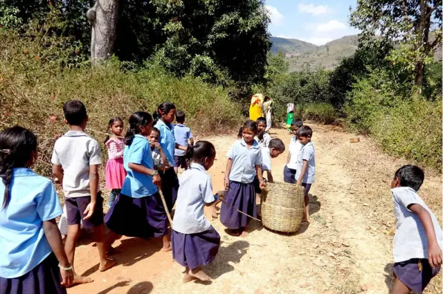 రోడ్డు శుభ్రం చేస్తున్న పిల్లలు