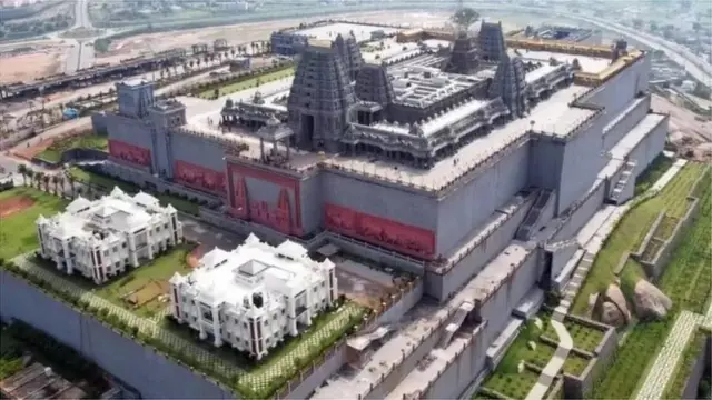 તિરુપતિ જિલ્લામાં આવેલું શ્રીકાલહસ્તી મંદિર ગ્રહણ દરમિયાન પણ ખુલ્લુ રહે છે