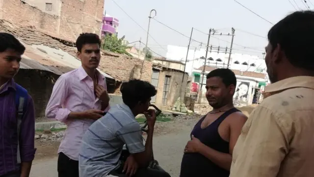 आपस में चर्चा करते भागलपुर के लोग